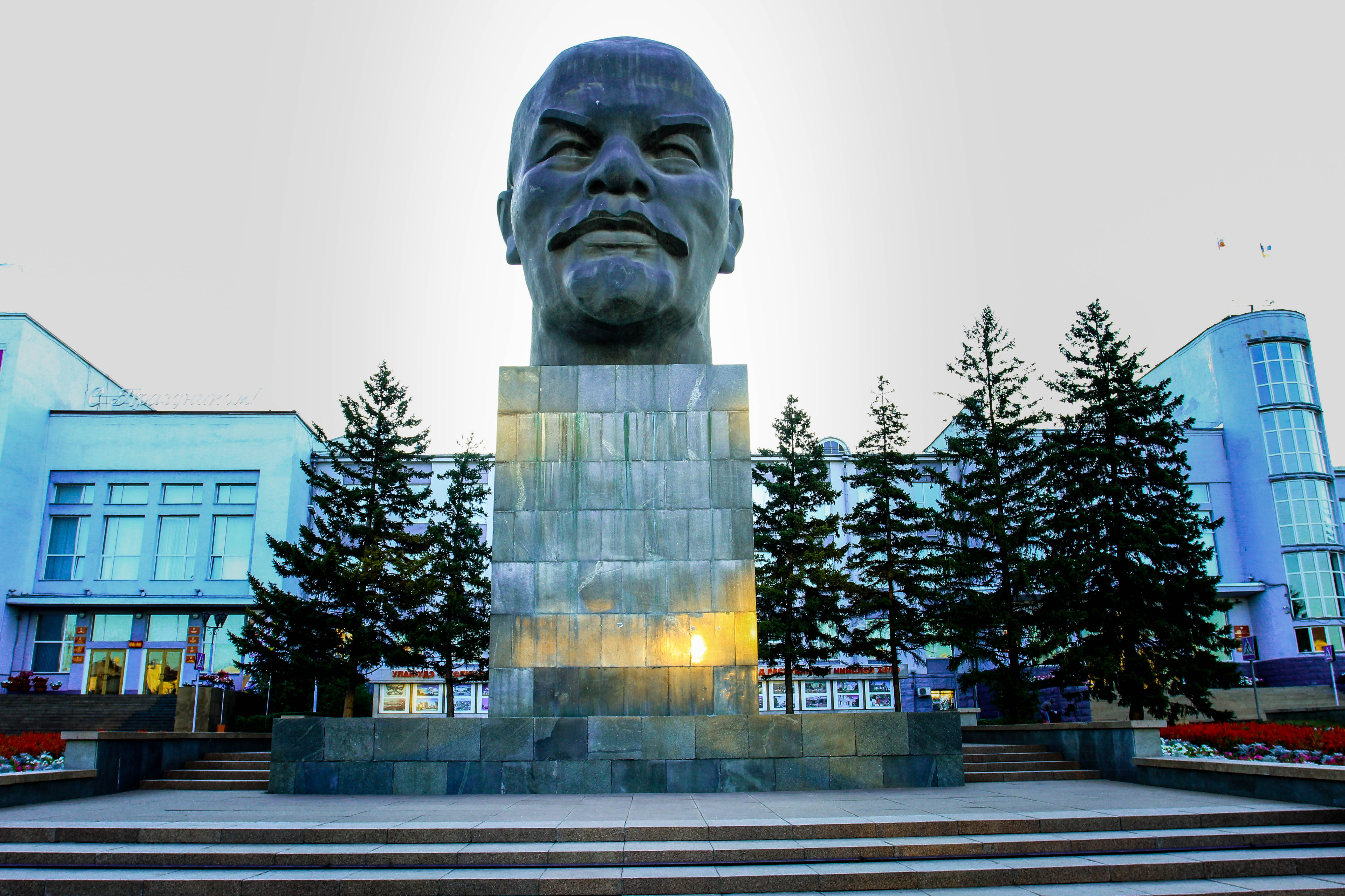 Пожалуй, одной из главных достопримечательностей города Улан-Удэ является огромная скульптура головы В.И. Ленина, установленная на центральной площади. 