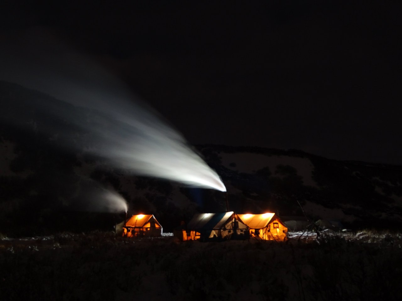 Лагерь в ночи: базовый геологический лагерь в черные ночи поздней осени, когда бескрайние луга присыпает снегом.